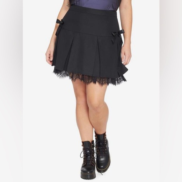 Hot Topic Dresses & Skirts - Hot Topic Pleated Lace Trim Mini Skirt Goth Fairy Whimsigoth Women Large